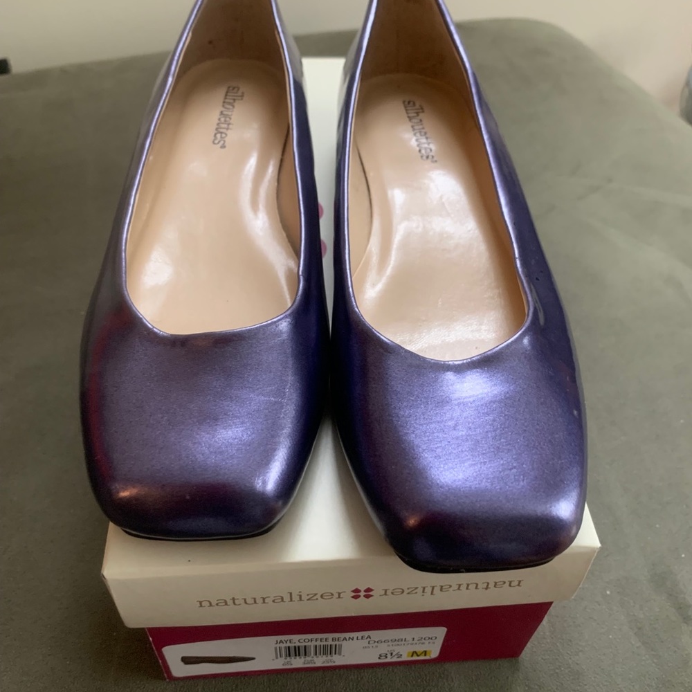 🚩  2 redflag 	$15
NEW Silhouettes Ladies Flat Shoes Size 8.5M